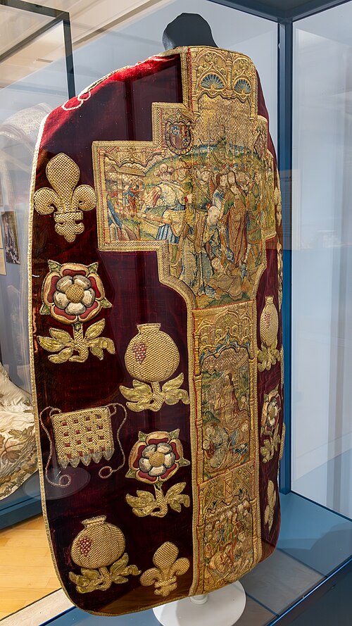 Chasuble médiévale brodée, vêtement eucharistique du prêtre