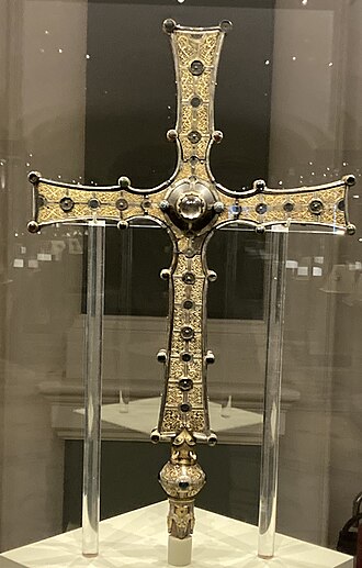 Croix de procession portée en tête des célébrations